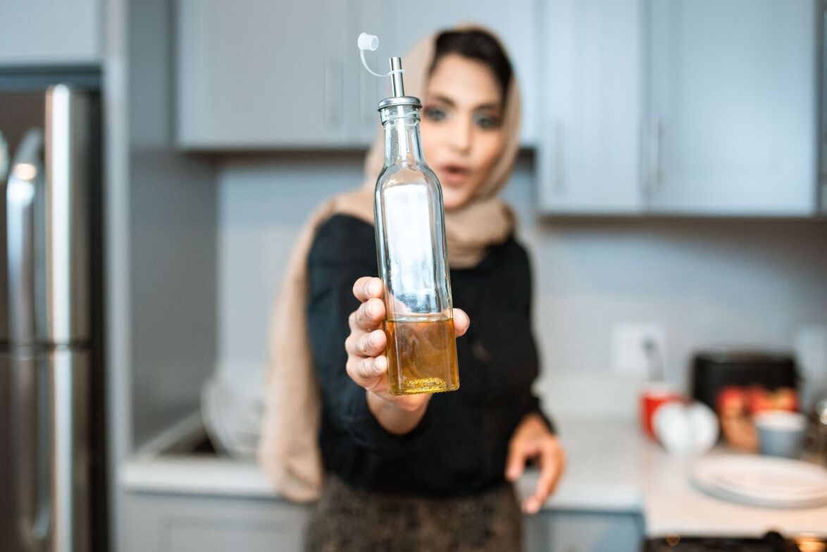 Preparing food with controlled olive oil mist